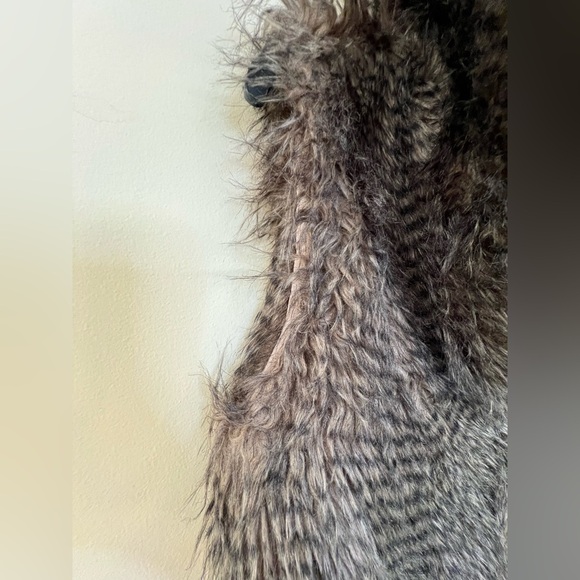 Jack Faux Fur Vest - Picture 9 of 11